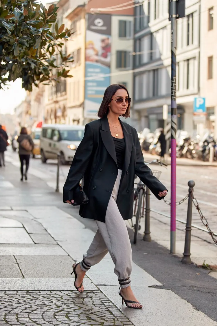 pantalon jogging femme tendance avec veste blazer noire chaussures à talon haut tendances mode femme 2022