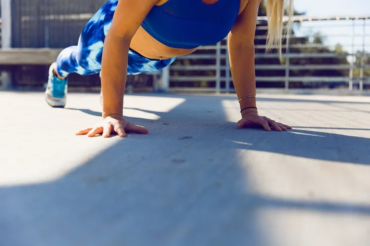 weight loss with sport doing abdominal planks to burn visceral fat