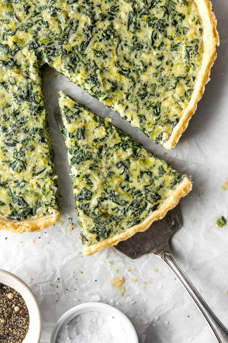 Recipe for delicious puff pastry tartlets with green leek