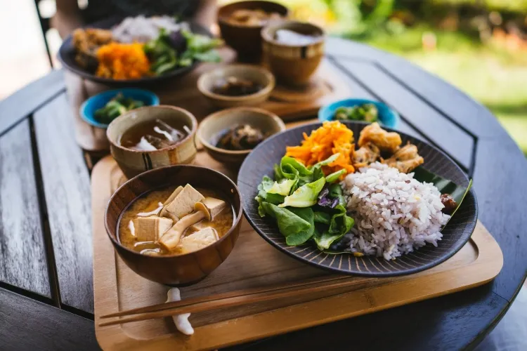 régime japonais Okinawa habitudes alimentaires traditionnelles habitants île japonaise