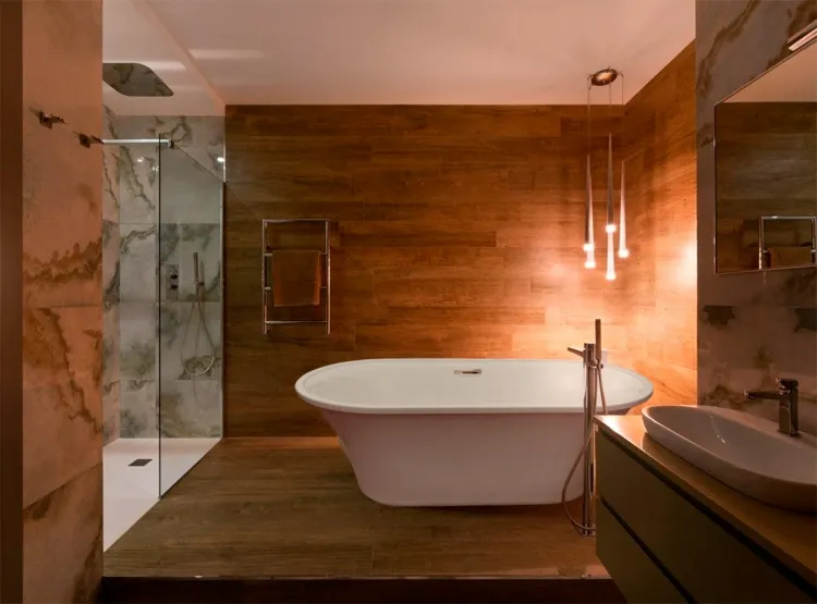 revestimiento de pared del baño madera textura cálida adaptar la habitación humedad constante