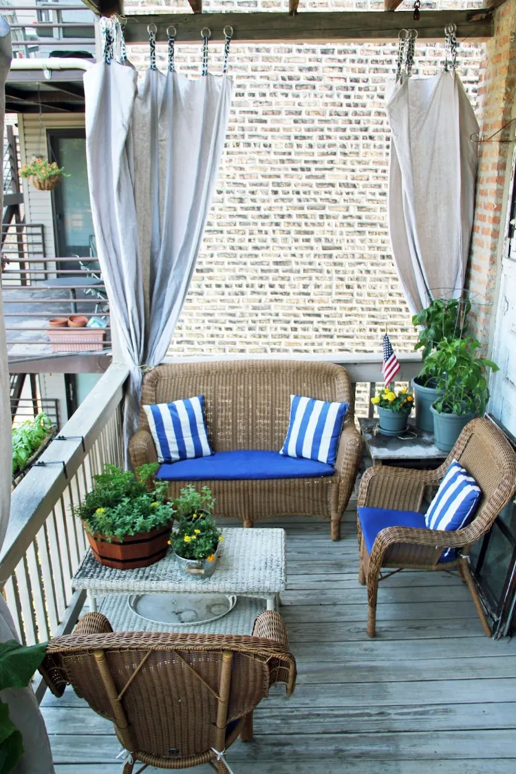 rideaux extérieurs blancs protéger décorer balcon meubles rotin naturel