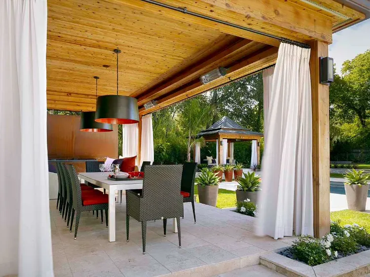 rideaux extérieurs blancs protéger décorer patio terrasse de jardin toiture en bois