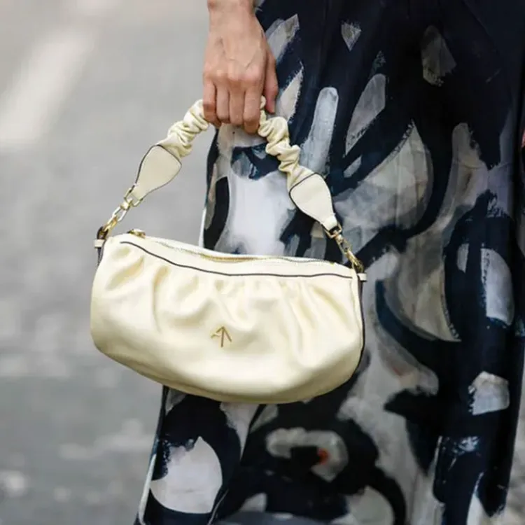 le tendenze della moda primavera 2022 evitano la borsa baguette biancastra