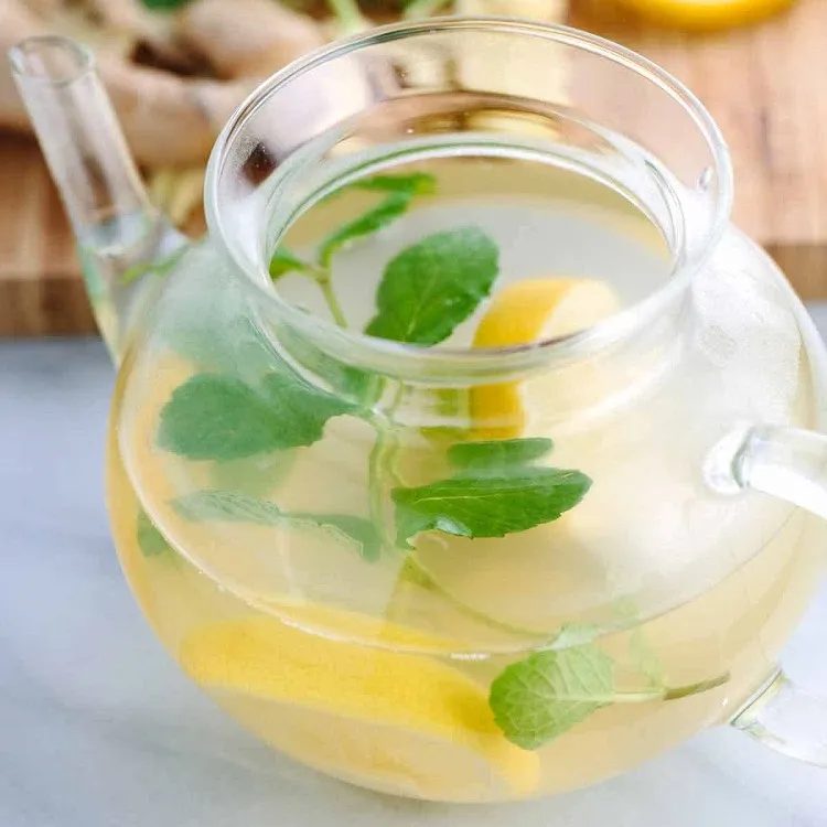 thé verte avec du citron et de la menthe