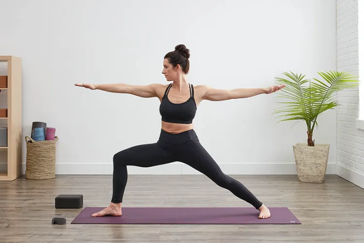 top exercices yoga fessiers bombés femme posture yoga guerrière 2 pour muscler les fesses