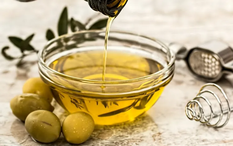 utilisation de l’huile d’olive sur le visage contenu riche vitamines propriétés antioxydantes