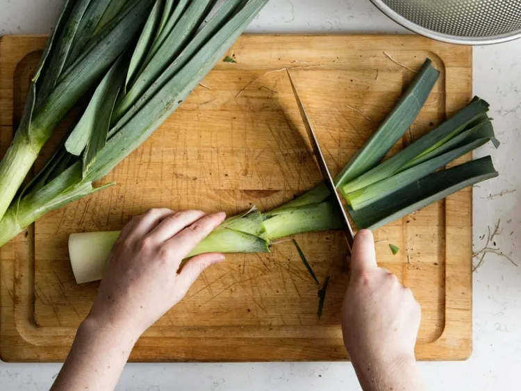 Divide leek greens into two parts: white green nutritional benefits