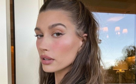 Hailey Bieber cheveux babylights