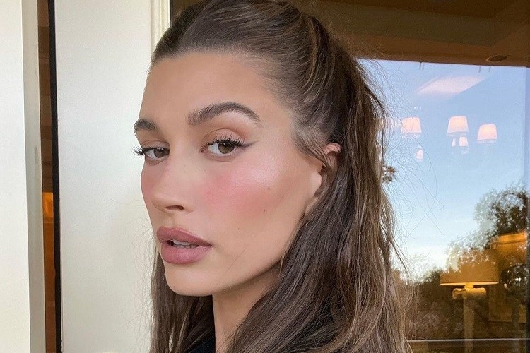 Hailey Bieber cheveux babylights