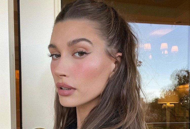 Hailey Bieber cheveux babylights