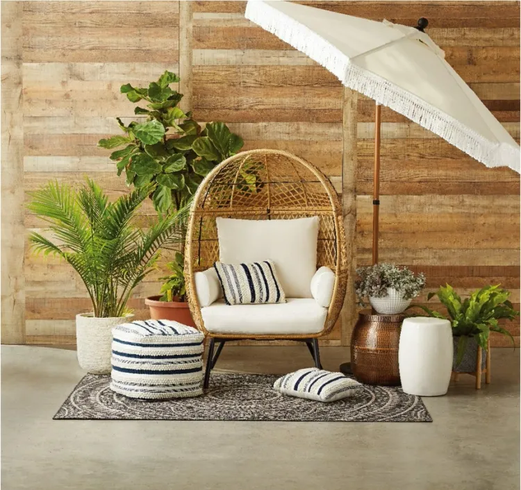 aménager un patio attrayant meubles plantes accessoires