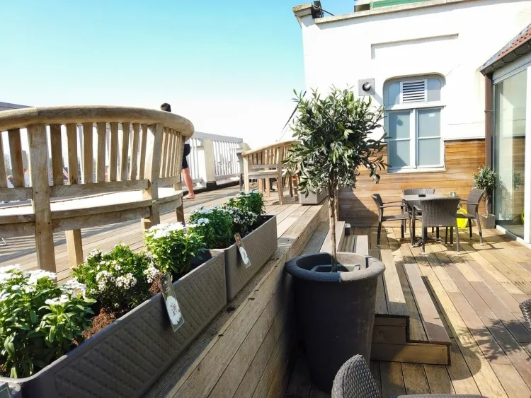aménager un toit terrasse exposer soleil pendant belle saison profiter espace exercer jardinage