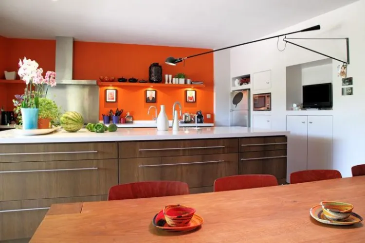 associer le orange avec le gris dans la cuisine tendance 2022