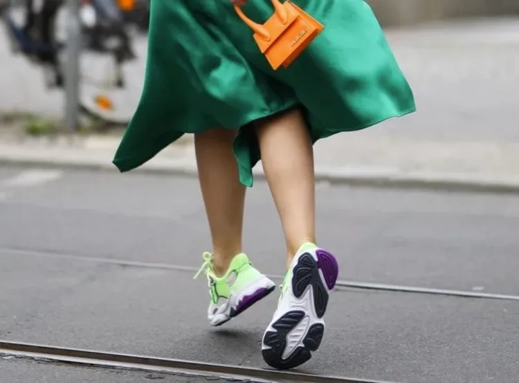 basket femme tendance avec robe sneakers 2022 touches néon
