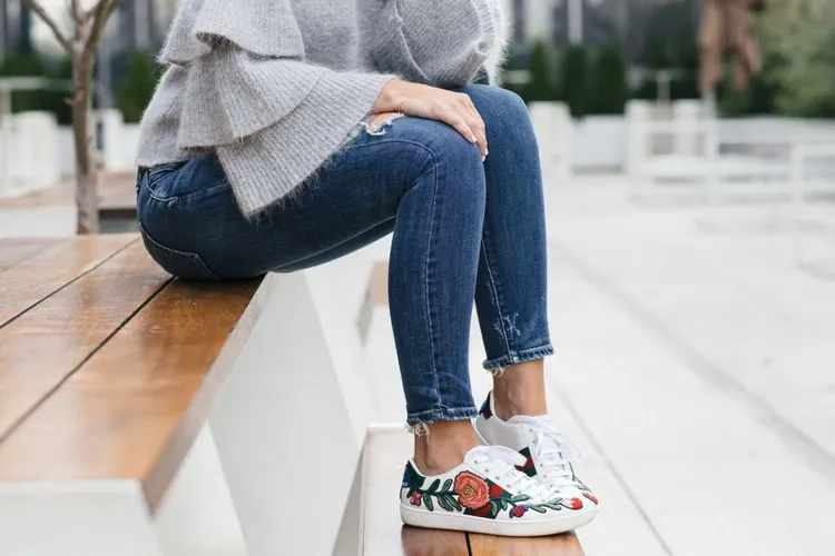 baskets blanches femme tendance printemps-été 2022 sneakers motifs fleurs