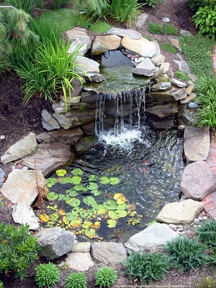 bassin de jardin avec cascade déco pierres aménagement extérieur moderne