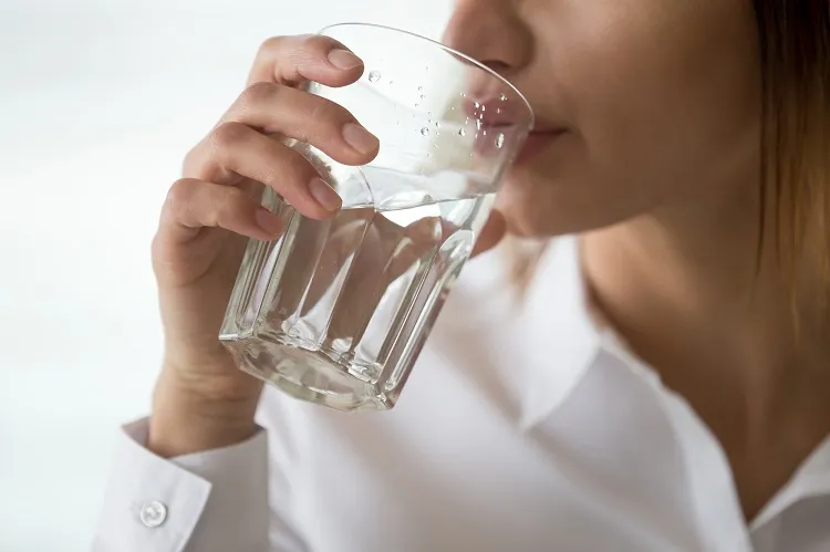 boire eau rester hydraté remédier coup de soleil visage lèvres que faire remèdes