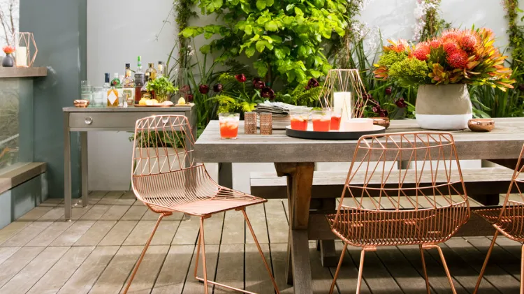 chaises maille métallique finition or rose salle a manger de jardin coin repas terrasse