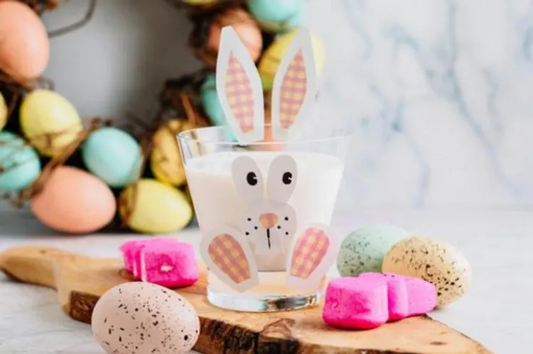 cocktail de Pâques dans une verre décorée comme petit lapin