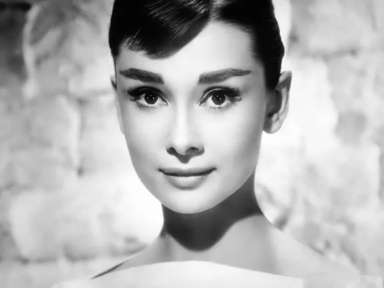 coiffure femme avec frange 2022 style audacieux déclaratif inspirer Audrey Hepburn