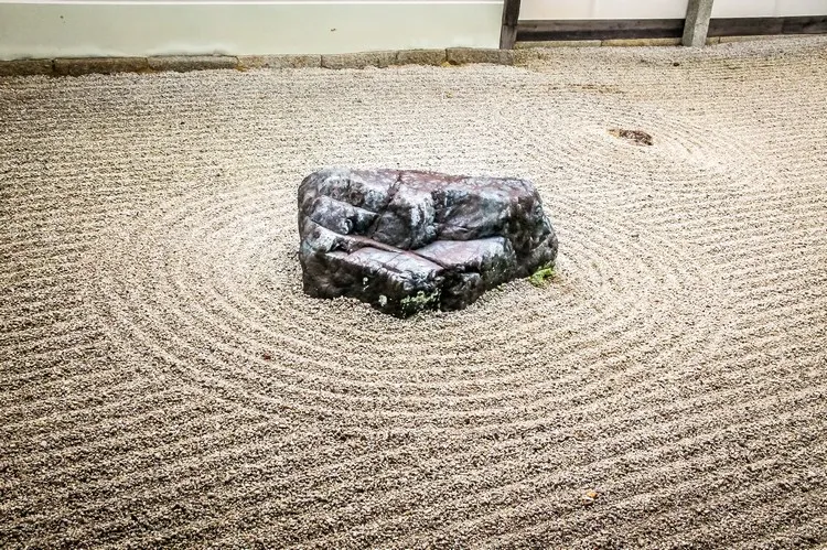 comment faire petit jardin japonais zen les indispensables pierres gravier ratissé