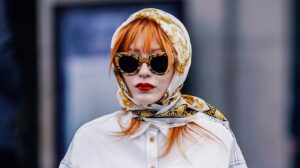 comment porter un foulard femme babushka hermes carré printemps été 2022
