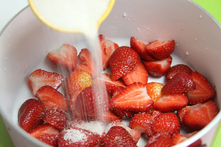 conserver des fraises coupées en bocaux astuce conserver fraise au sirop
