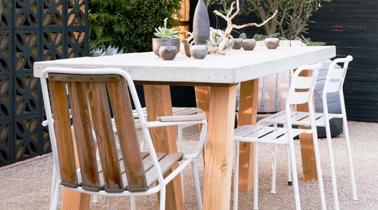 ensemble table chaises bois brut béton poli métal blanc salle à manger de jardin urbain