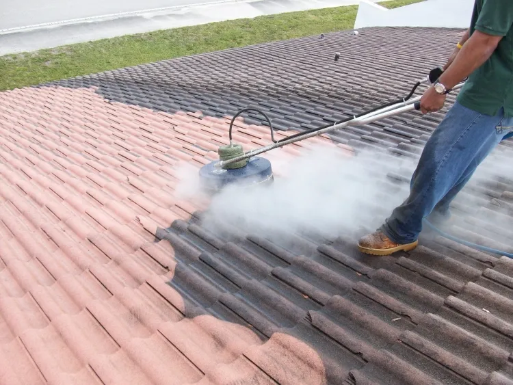 faire nettoyer sa toiture journée ensoleillée entraîner évaporation rapide solution eau Javel