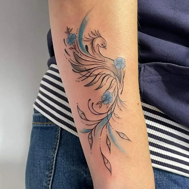idée modèle petit tatouage phoenix femme bras 2022