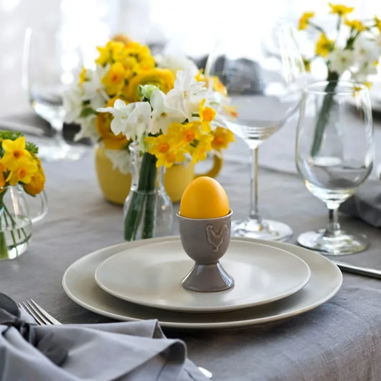 menu de Pâques facile et rapide 2022 partie amusante table décorée couleurs vives chasse œufs