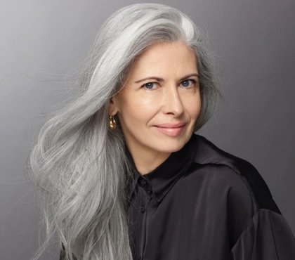 mes cheveux blancs jaunissent que faire femme cheveux blancs courts 50 ans