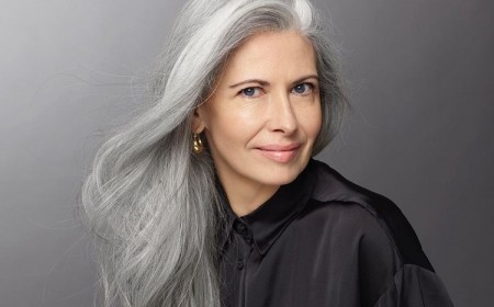 mes cheveux blancs jaunissent que faire femme cheveux blancs courts 50 ans