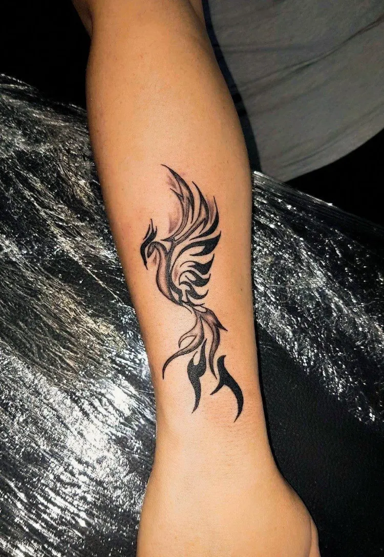 modele dessing photo petit tatouage phoenix tribal femme 2022