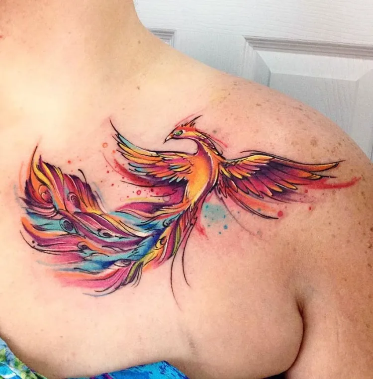modele tatouage phoenix femme poitrine