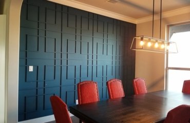 moulure déco contemporaine pleine hauteur peinture bleu pétrole salle à manger