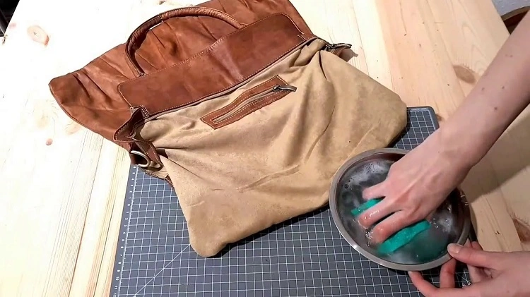 nettoyer un sac en cuir avec du savon de marseille