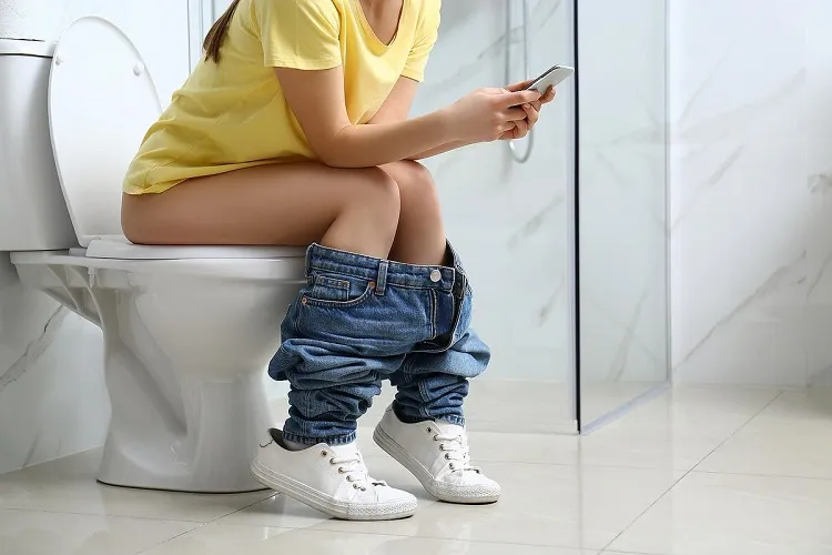 why avoid going to the toilet with the cell phone on the toilet