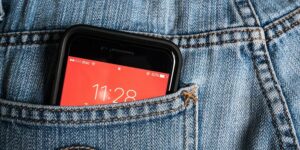 pourquoi il ne faut pas garder son téléphone dans la poche avant arriere pantalon
