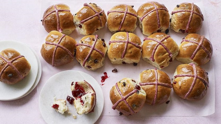 recettes brunch de pâques 2022 hot cross buns recette facile brioches de pâques