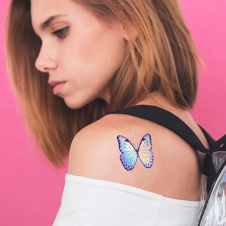 tatouage holographique dos femme 2022