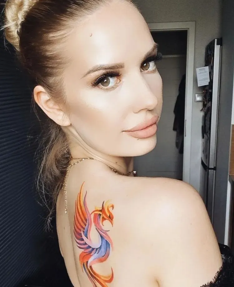 tatouage phoenix omoplate femme 2022 discret signification dos