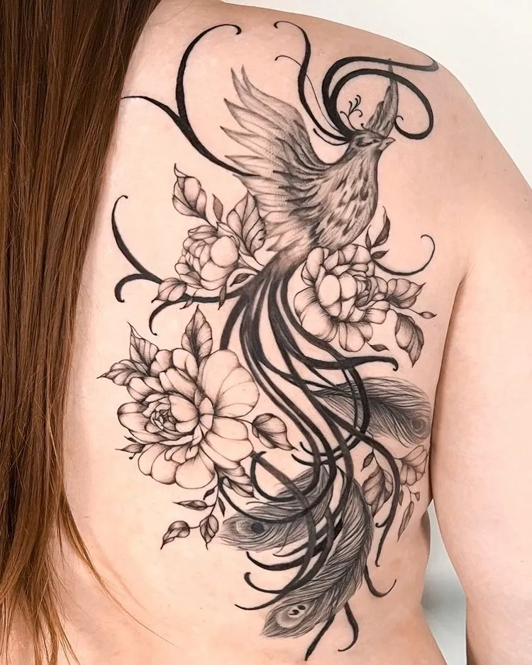 tatouage phoenix tribal femme dos bas de dos