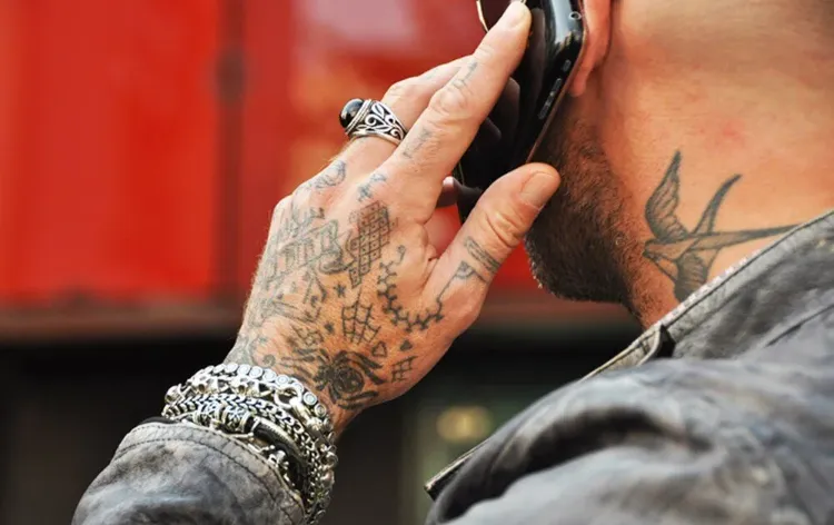 tatouage tendance sur la main 2022 homme