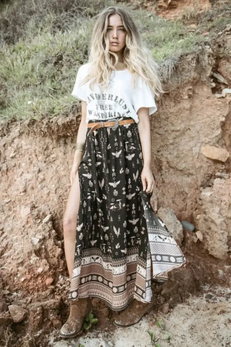 tenue boho chic hippie t shirt rentré jupe taille haute longue tendances 2022