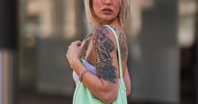 top tendances tatouages femme 2022 dos bras épaule poignet cote