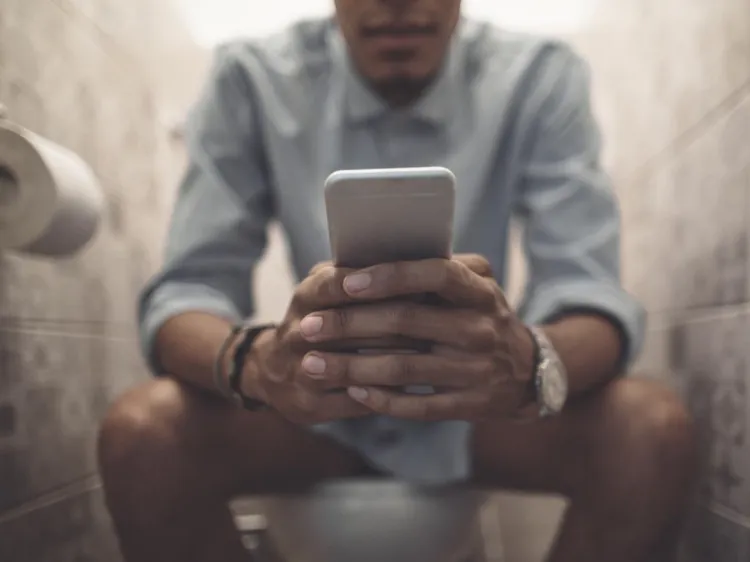 utiliser son telephone dans l'avion aller aux toilettes avec son portable homme femme