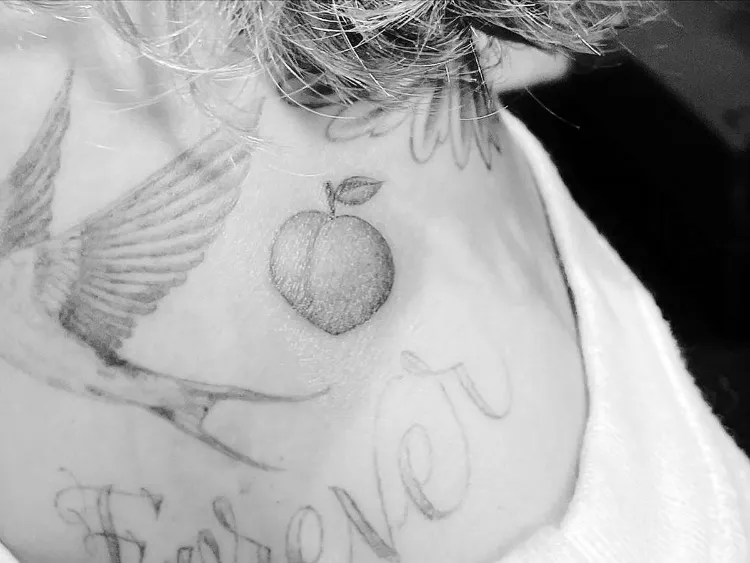 Justin Hailey Bieber tatouages peches identiques couple symbolique