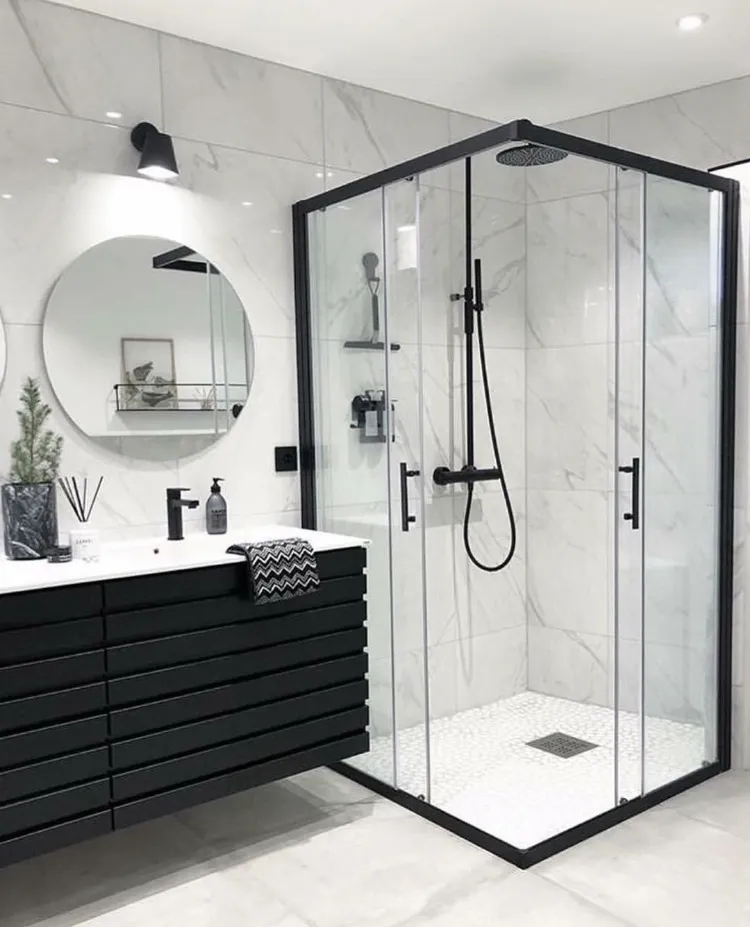 Comment agrandir visuellement une petite salle de bain